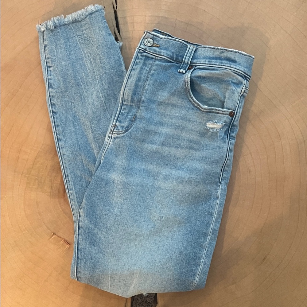 Abercrombie & Fitch Light Wash Cropped Jeans